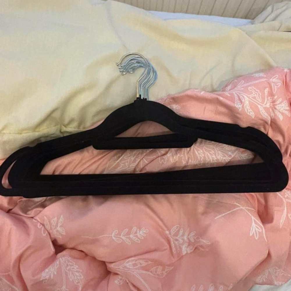 NEW H&M Set of 10 Non-Slip Velvet Clothes Hangers Wardrobe Essentials Closet